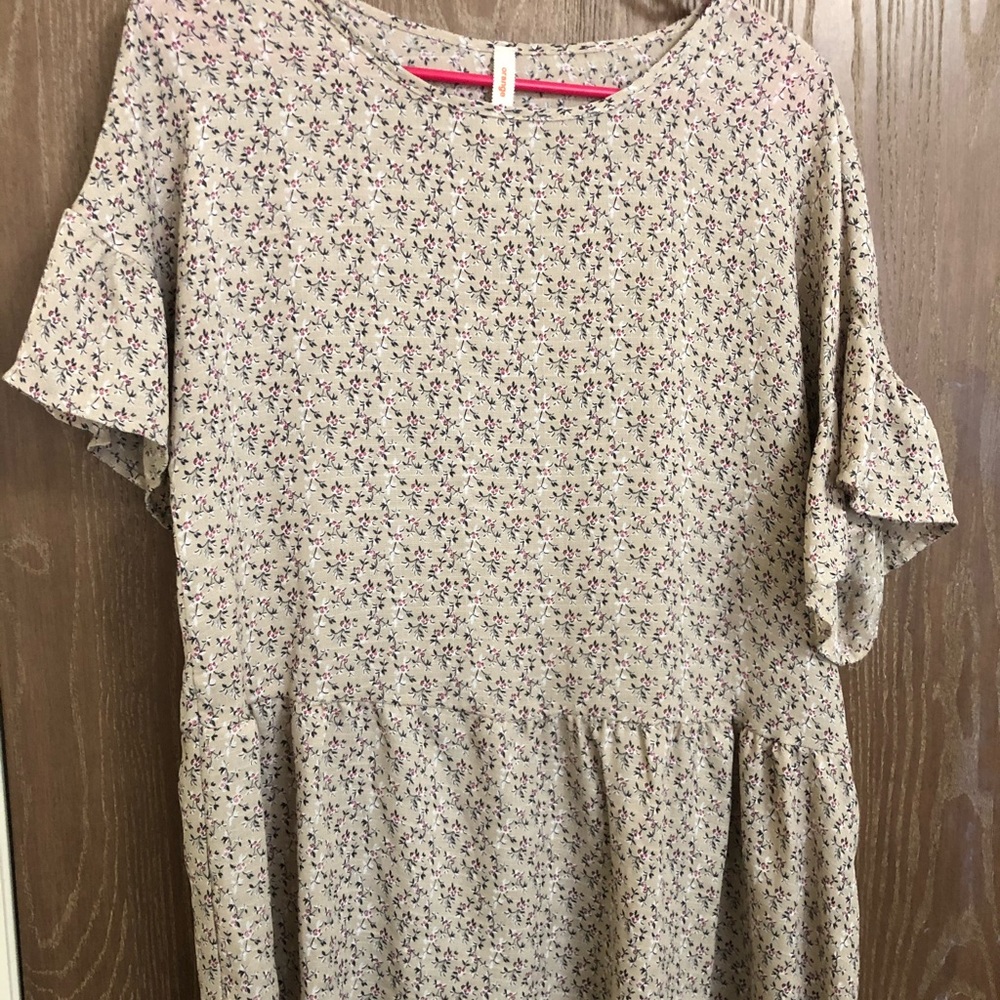 Slight peplum floral blouse